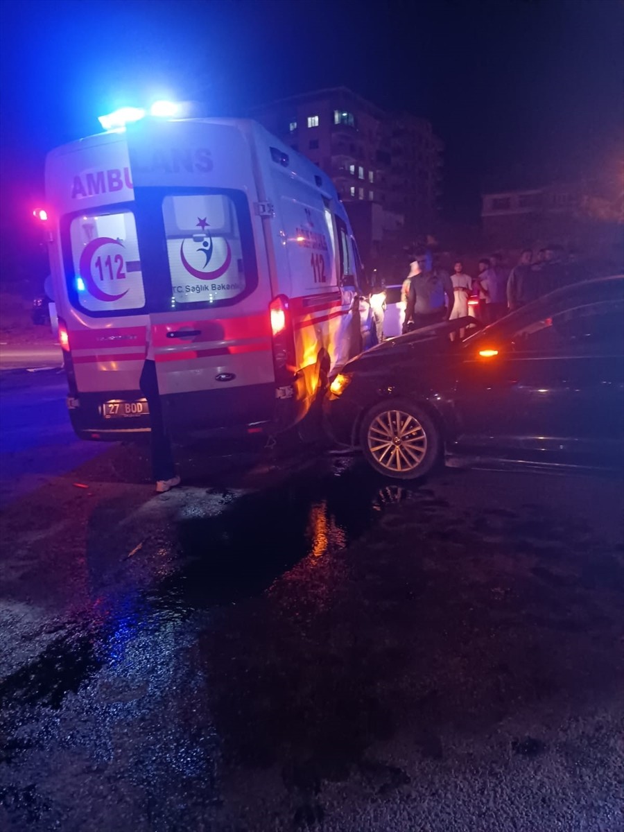 Gaziantep'in İslahiye ilçesinde ambulansla otomobilin çarpıştığı kazada 2 kişi yaralandı.