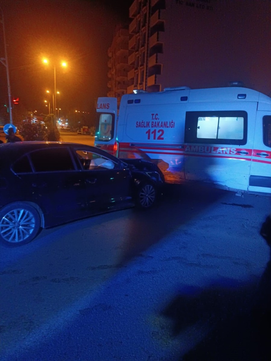 Gaziantep'in İslahiye ilçesinde ambulansla otomobilin çarpıştığı kazada 2 kişi yaralandı.