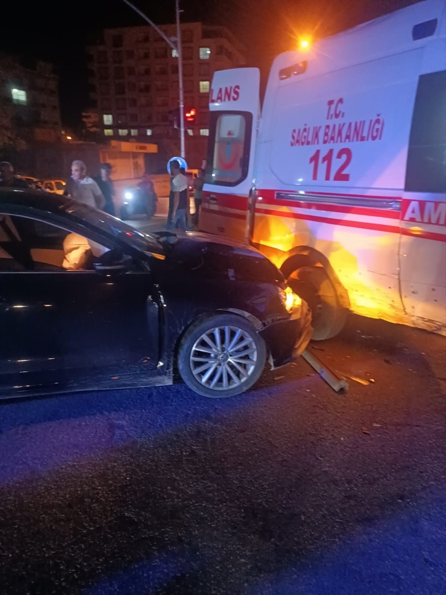 Gaziantep'in İslahiye ilçesinde ambulansla otomobilin çarpıştığı kazada 2 kişi yaralandı.