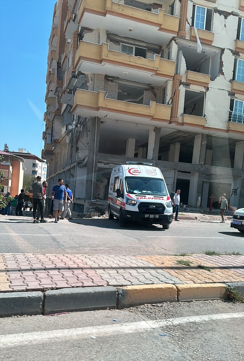 Gaziantep'in İslahiye ilçesinde depremde zarar gören binanın ikinci katından düşen kişi, hayatını...