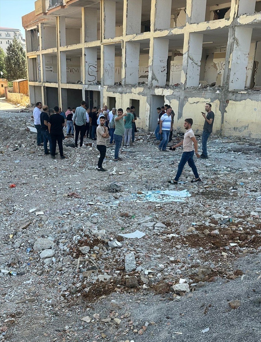 Gaziantep'in İslahiye ilçesinde depremde zarar gören binanın ikinci katından düşen kişi, hayatını...