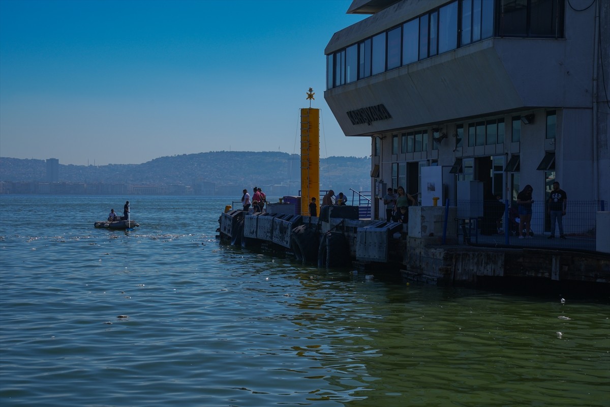 İzmir Körfezi'nde ölen çok sayıda balık kıyıya vurdu. Karşıyaka ilçesinde Bostanlı iskele...