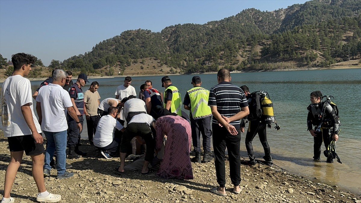 Kahramanmaraş'ın Onikişubat ilçesinde baraj göletine giren 20 yaşındaki genç boğuldu.