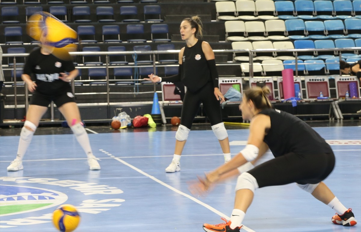  KFC Kadınlar Voleybol 1. Ligi'nin yeni ekibi Sakarya Voleybol, bu sezon play-off oynayıp...