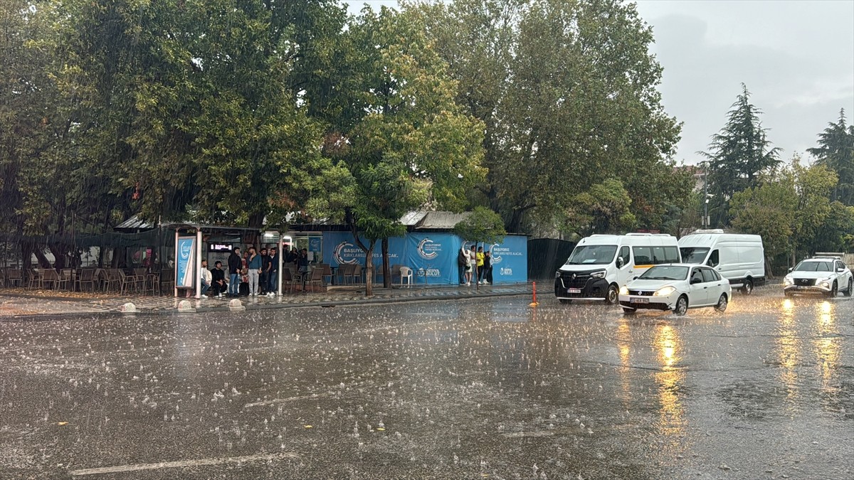 Kırklareli'nde de sağanak hayatı olumsuz etkiledi. Zaman zaman şiddetini arttıran sağanak...