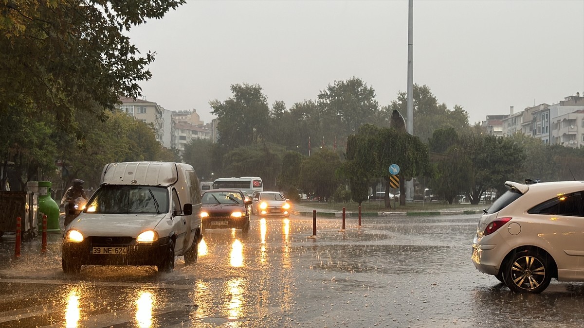 Kırklareli'nde de sağanak hayatı olumsuz etkiledi. Zaman zaman şiddetini arttıran sağanak...