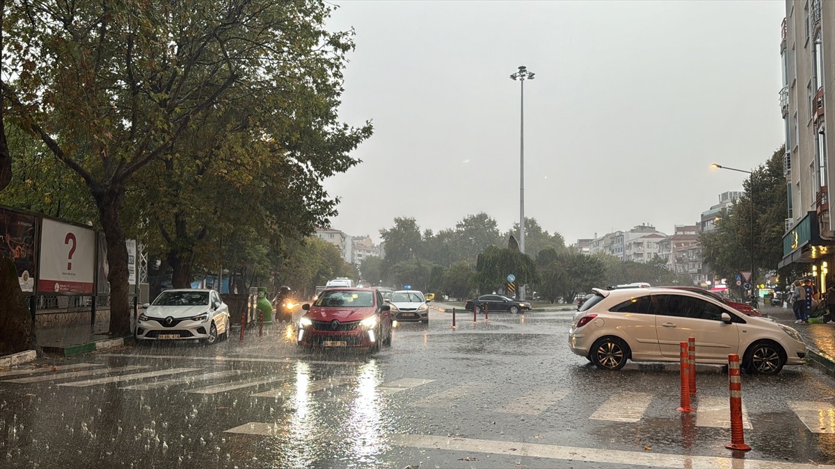 Kırklareli'nde de sağanak hayatı olumsuz etkiledi. Zaman zaman şiddetini arttıran sağanak...