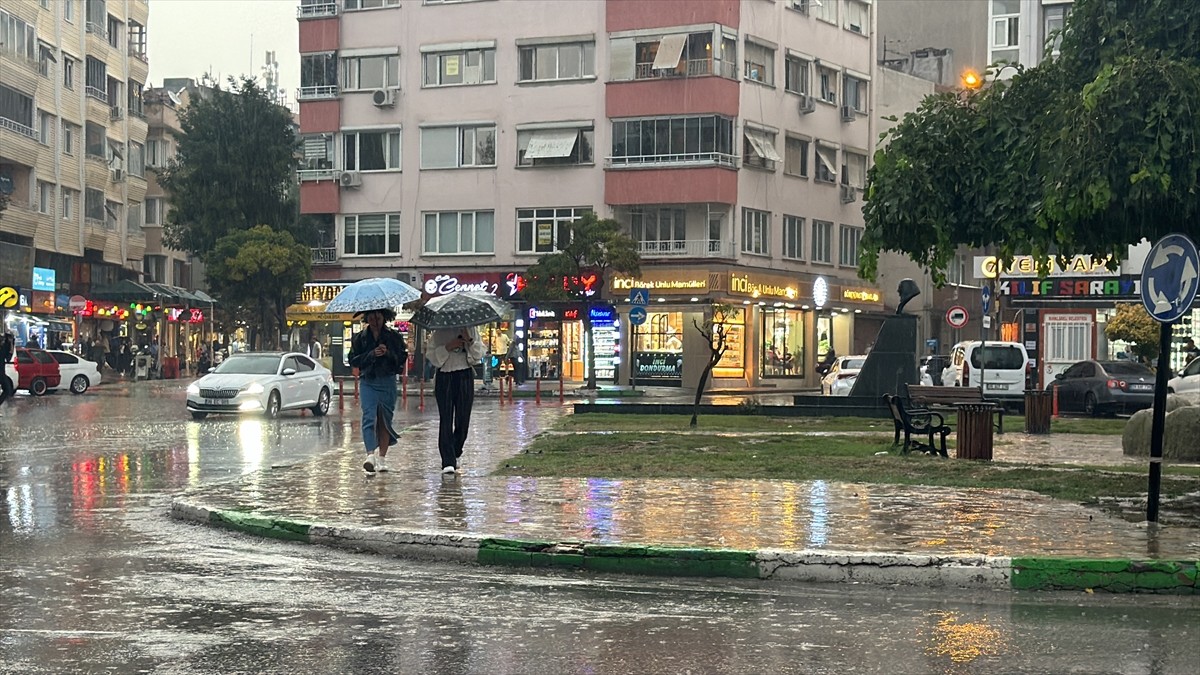 Kırklareli'nde de sağanak hayatı olumsuz etkiledi. Zaman zaman şiddetini arttıran sağanak...