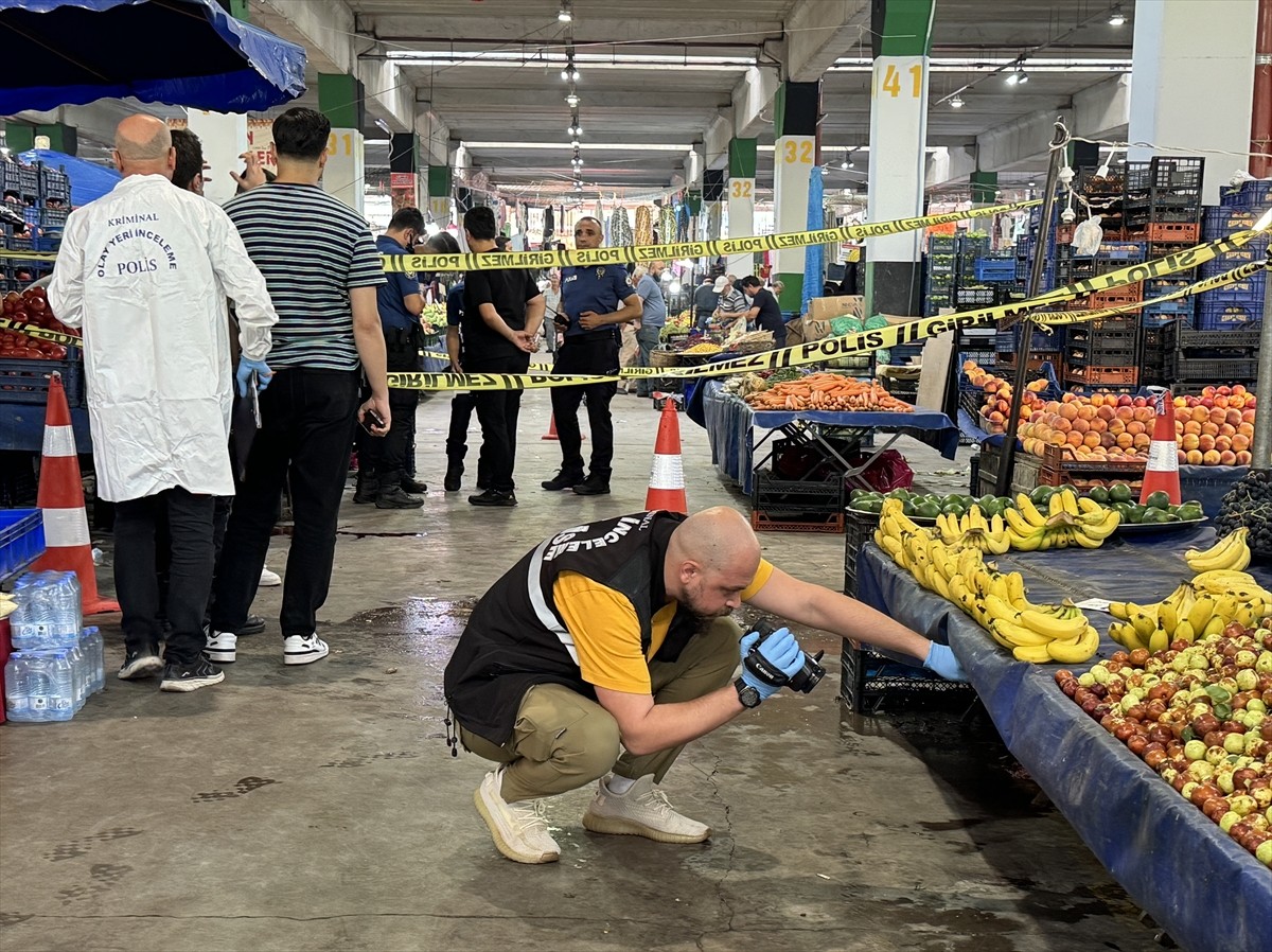 Kocaeli'nin İzmit ilçesinde çıkan bıçaklı kavgada bir kişi hayatını kaybetti, bir kişi yaralandı....