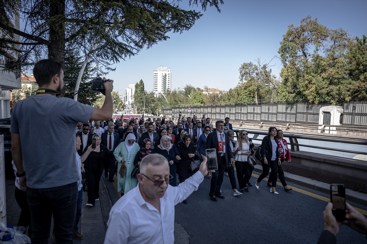 Milli Yol Partisi Genel Başkanı Remzi Çayır (ortada) ve partililerden oluşan bir grup, İsrail'in...