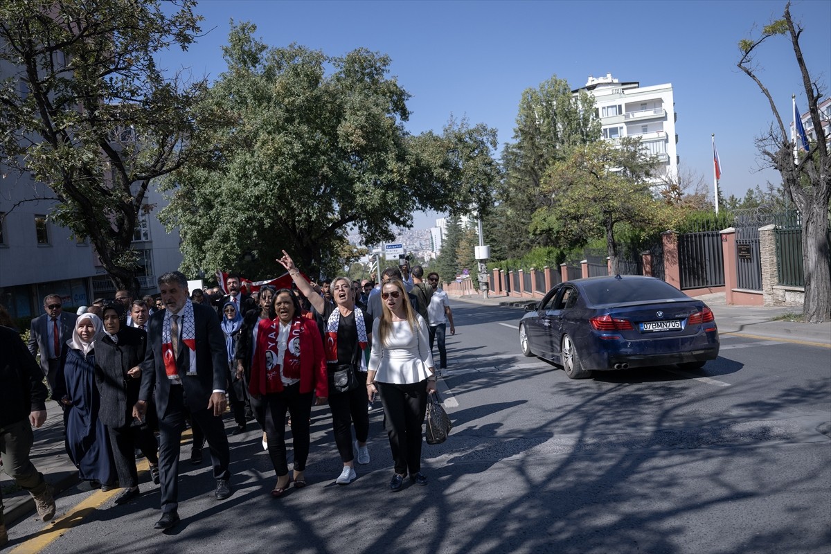 Milli Yol Partisi Genel Başkanı Remzi Çayır (ortada) ve partililerden oluşan bir grup, İsrail'in...