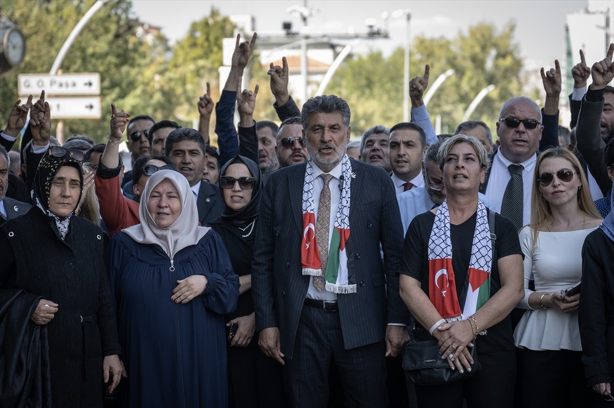 Milli Yol Partisi Genel Başkanı Remzi Çayır (ortada) ve partililerden oluşan bir grup, İsrail'in...