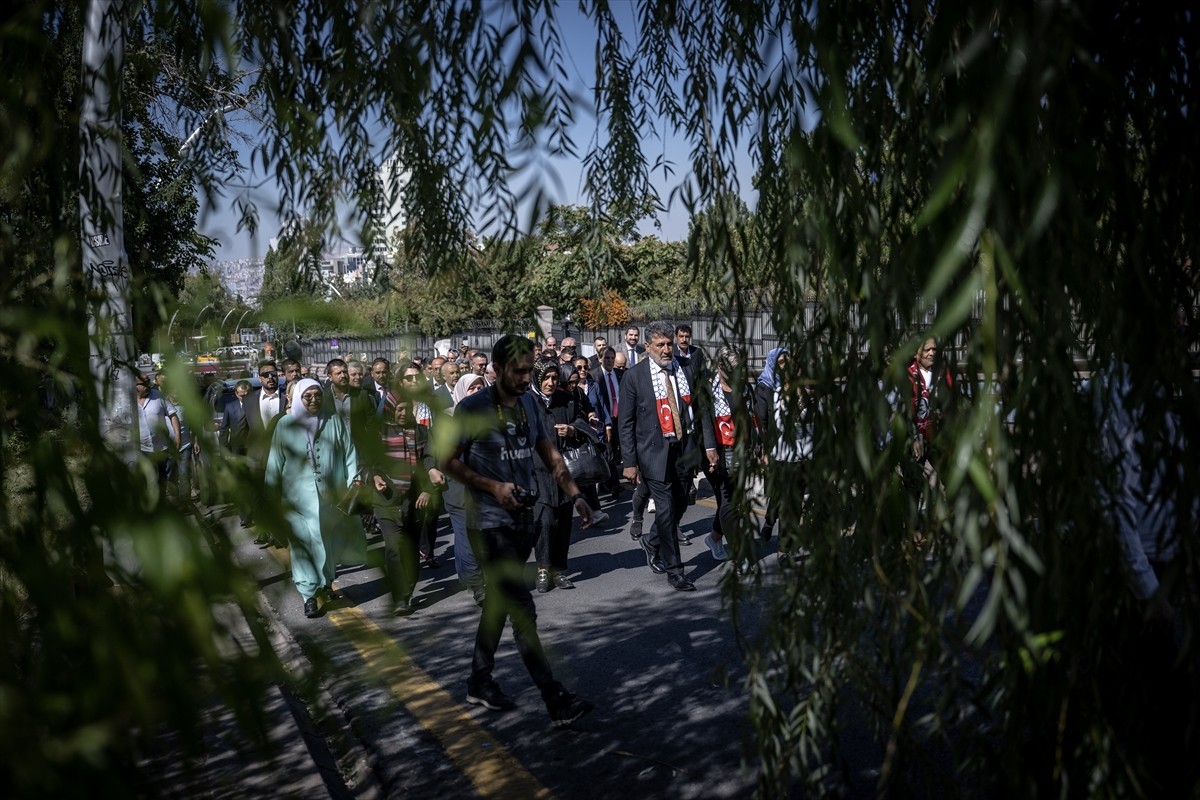 Milli Yol Partisi Genel Başkanı Remzi Çayır (ortada) ve partililerden oluşan bir grup, İsrail'in...