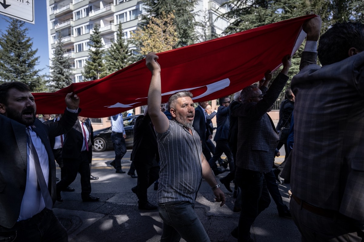 Milli Yol Partisi Genel Başkanı Remzi Çayır (ortada) ve partililerden oluşan bir grup, İsrail'in...