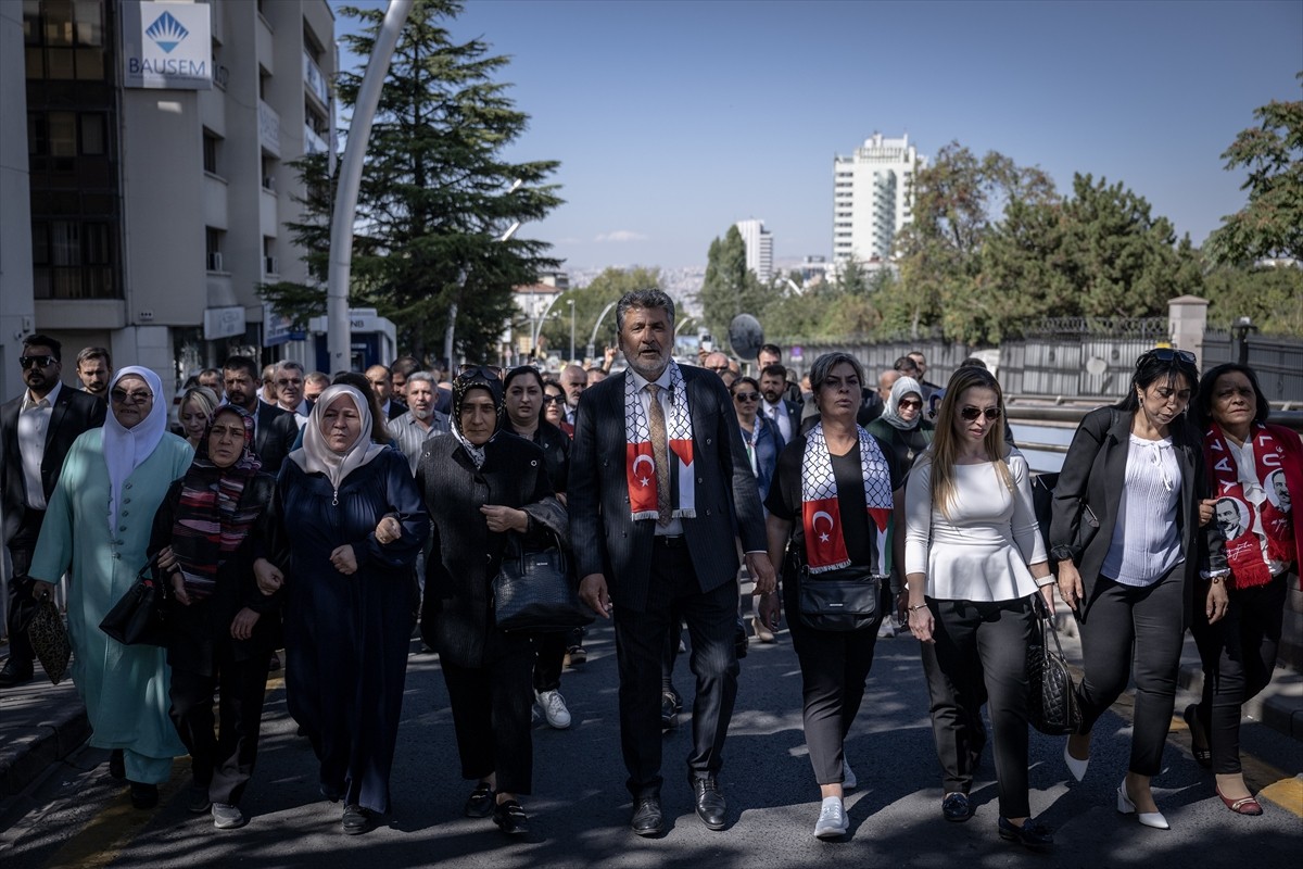 Milli Yol Partisi Genel Başkanı Remzi Çayır (ortada) ve partililerden oluşan bir grup, İsrail'in...