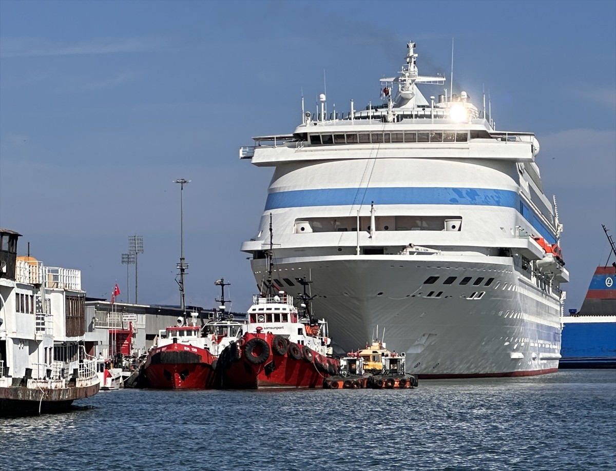 Rusya'nın Soçi kentinden hareket eden Panama bandıralı "Astoria Grande" adlı kruvaziyer, Samsun'a...