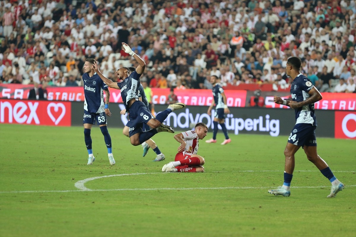 Trendyol Süper Lig'in 7. haftasında Antalyaspor ile Fenerbahçe Corendon Airlines Park Antalya...