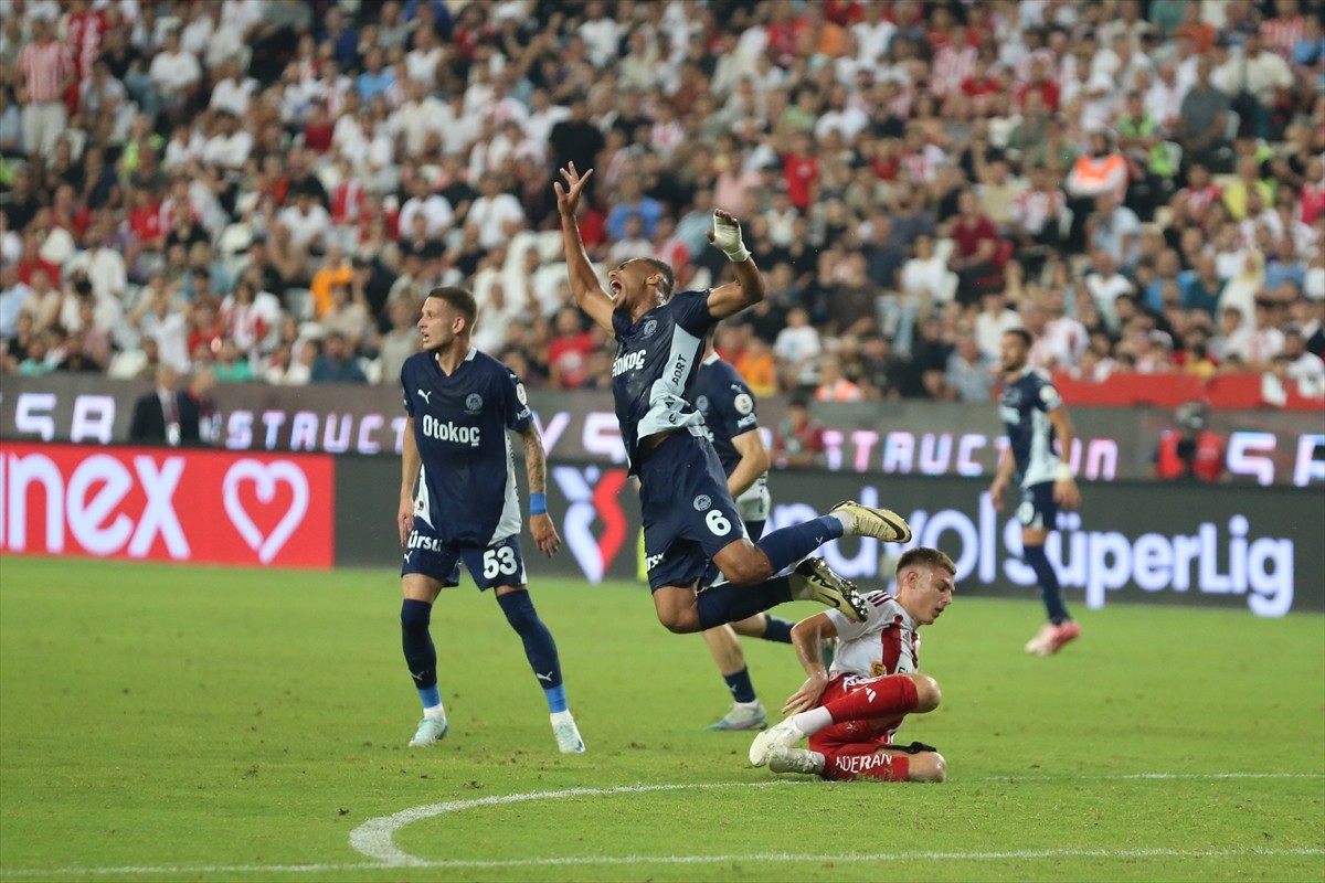 Trendyol Süper Lig'in 7. haftasında Antalyaspor ile Fenerbahçe Corendon Airlines Park Antalya...