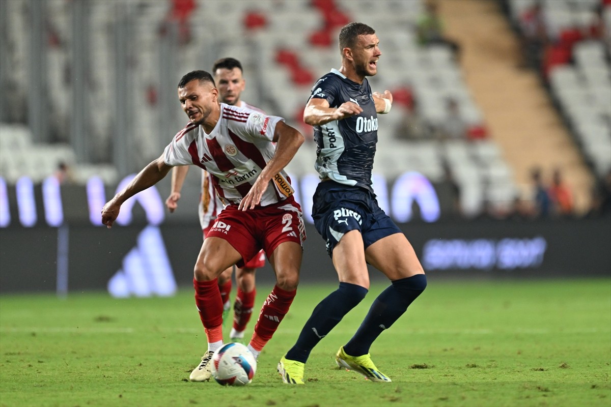 Trendyol Süper Lig'in 7. haftasında Antalyaspor ile Fenerbahçe takımları, Corendon Airlines Park...