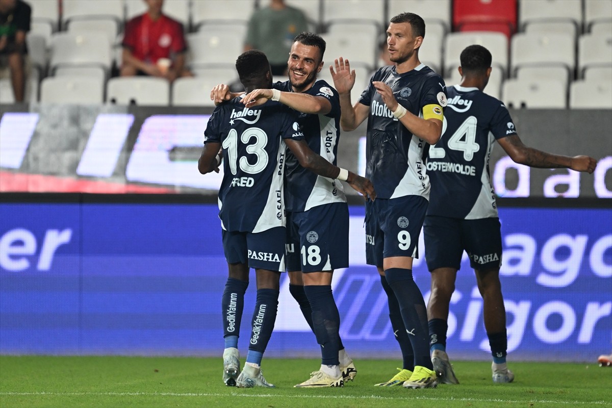 Trendyol Süper Lig'in 7. haftasında Antalyaspor ile Fenerbahçe takımları, Corendon Airlines Park...