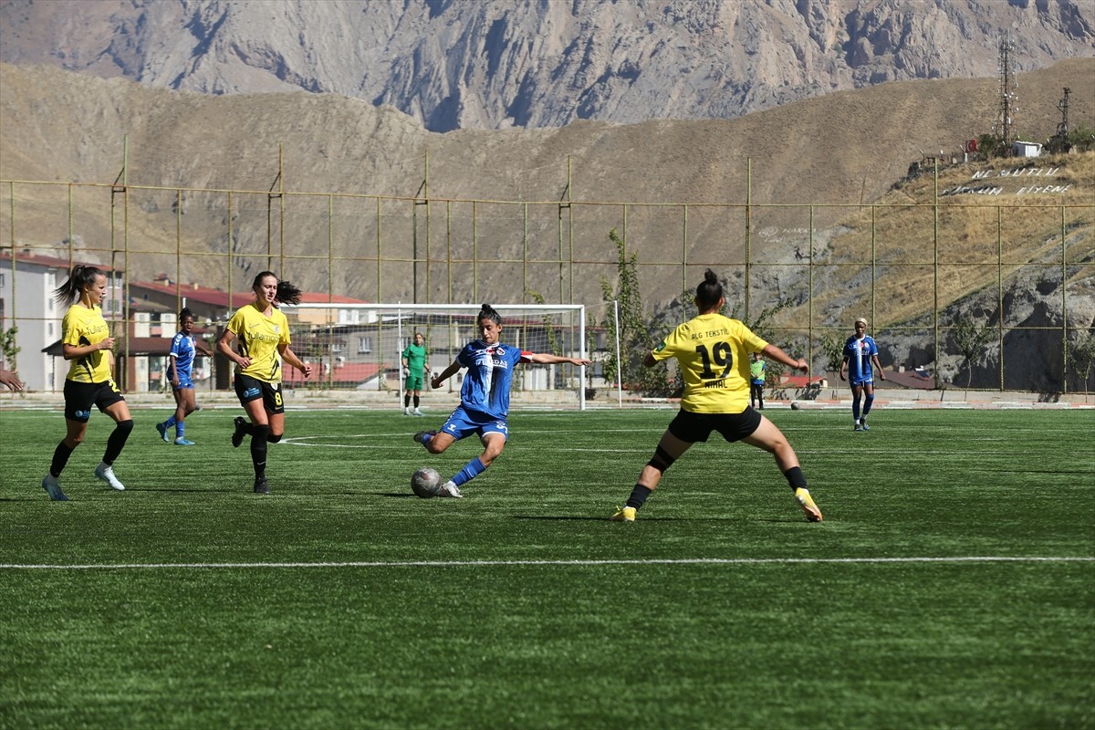 Turkcell Kadın Futbol Süper Ligi'nin 4. hafta mücadelesinde Hakkarigücü Spor, ALG Spor ile Merzan...