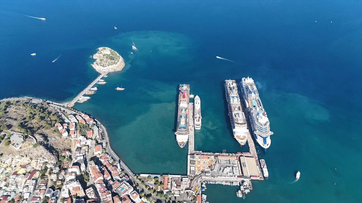 Türkiye'nin önemli turizm destinasyonlarından Aydın'ın Kuşadası ilçesine, kruvaziyerlerle iki...