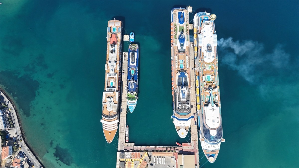 Türkiye'nin önemli turizm destinasyonlarından Aydın'ın Kuşadası ilçesine, kruvaziyerlerle iki...