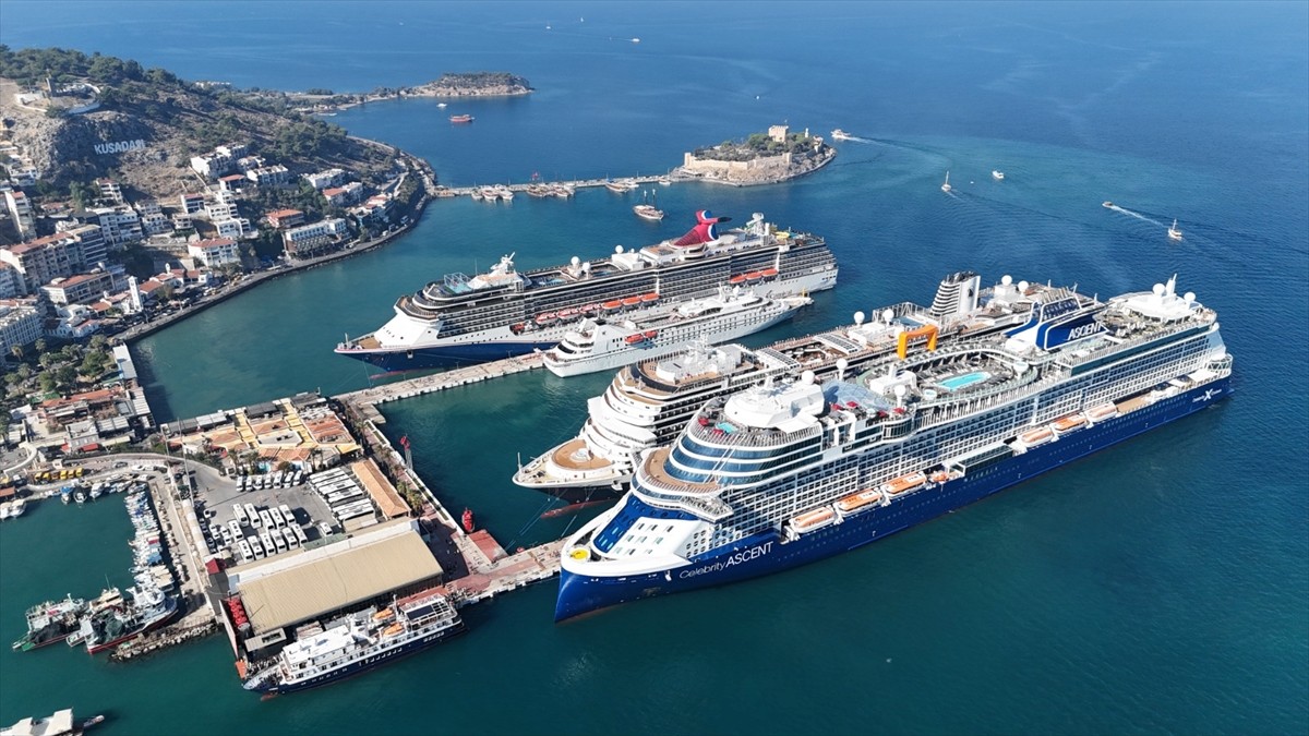 Türkiye'nin önemli turizm destinasyonlarından Aydın'ın Kuşadası ilçesine, kruvaziyerlerle iki...