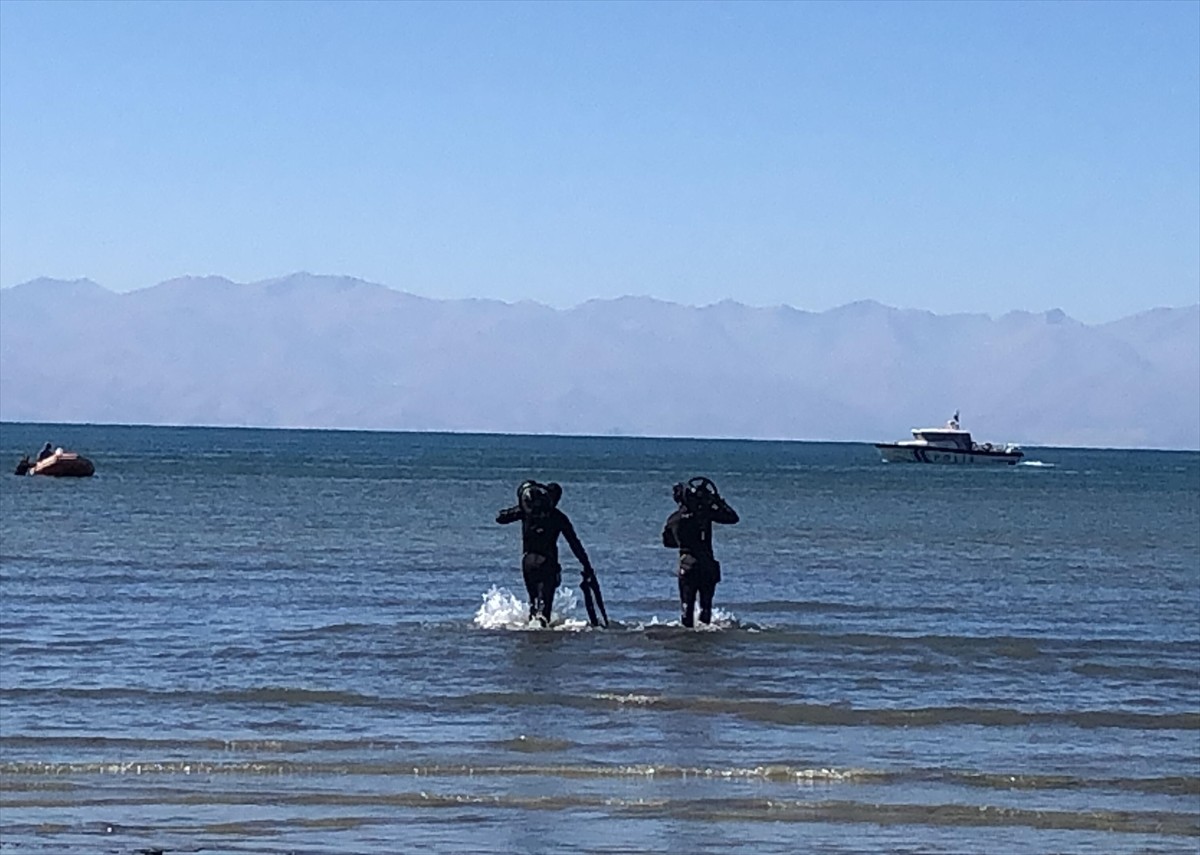 Van'da, kaybolan üniversite öğrencisi Rojin Kabaiş'i arama çalışmaları devam ediyor. Sahil...