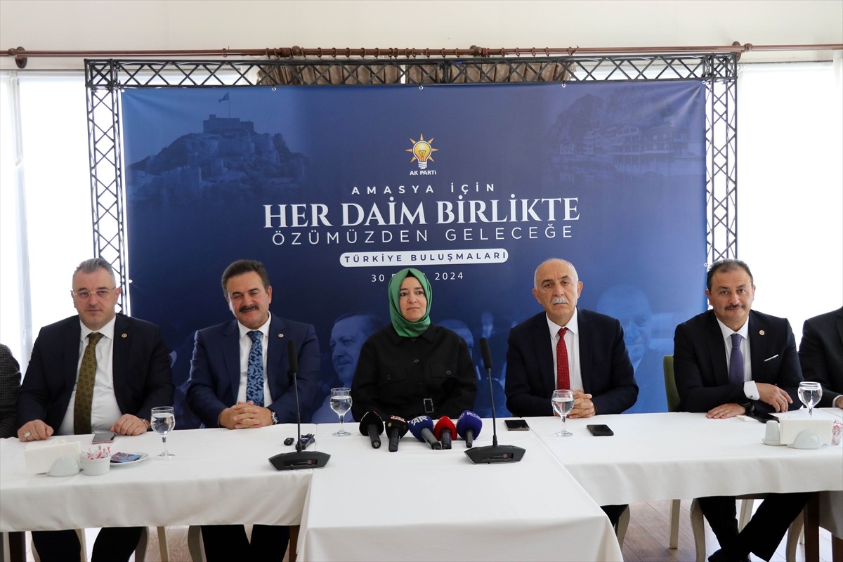 AK Parti Genel Başkan Yardımcısı Fatma Betül Sayan Kaya (ortada), Amasya'da bir otelde düzenlenen...