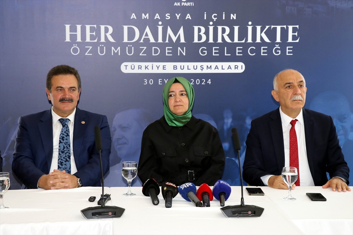 AK Parti Genel Başkan Yardımcısı Fatma Betül Sayan Kaya (ortada), Amasya'da bir otelde düzenlenen...