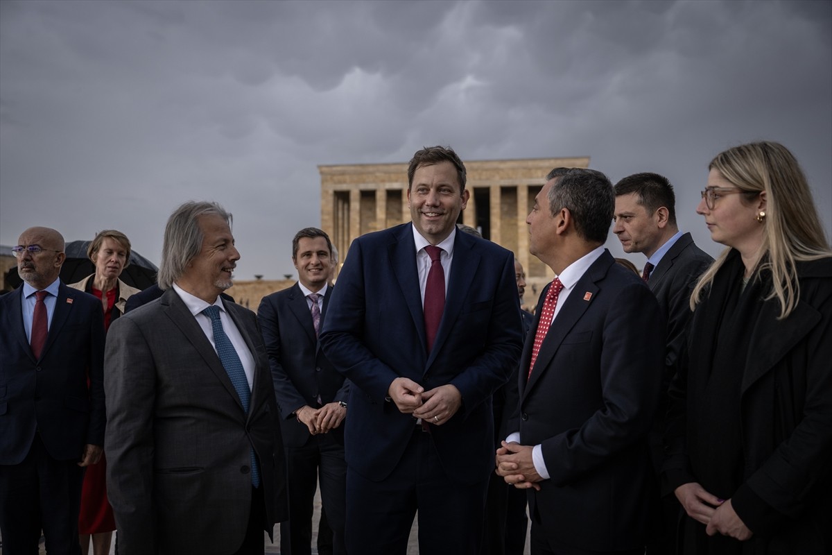 Almanya Sosyal Demokrat Parti (SPD) Eş Genel Başkanı Lars Klingbeil, CHP Genel Başkanı Özgür Özel...