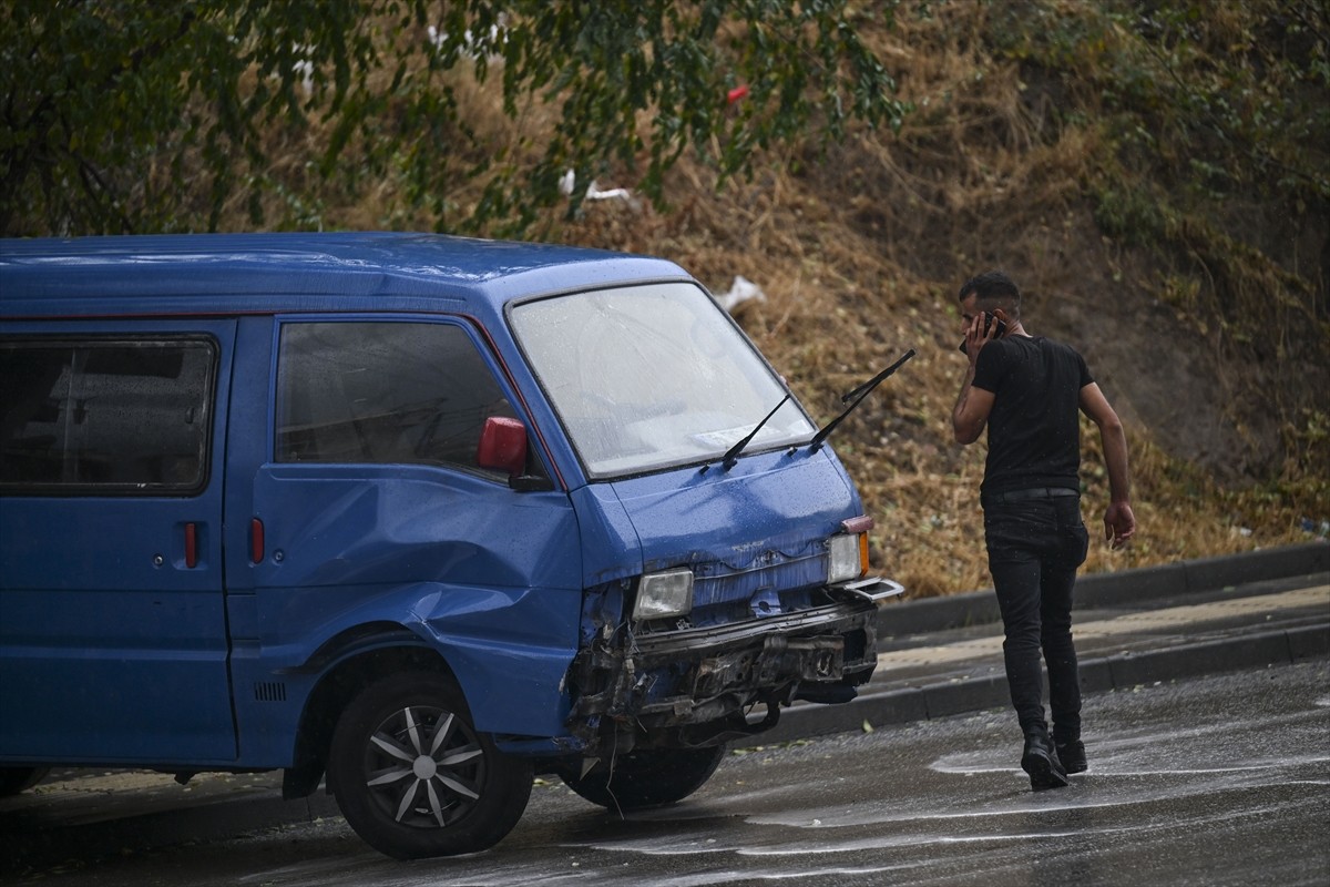 Ankara'nın Yenimahalle ilçesinin Şentepe Kızılcahamam Caddesi'nde seyreden 06 DC 186 plakalı...