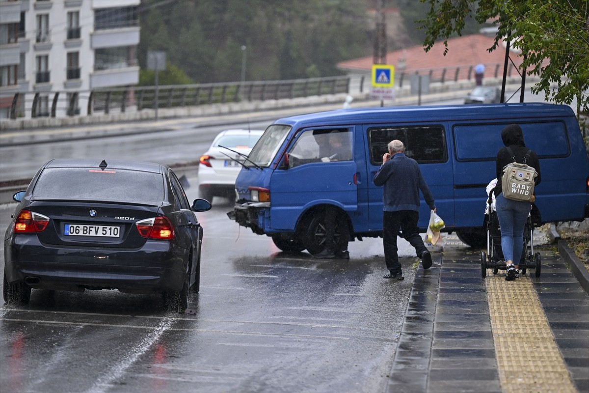 Ankara'nın Yenimahalle ilçesinin Şentepe Kızılcahamam Caddesi'nde seyreden 06 DC 186 plakalı...