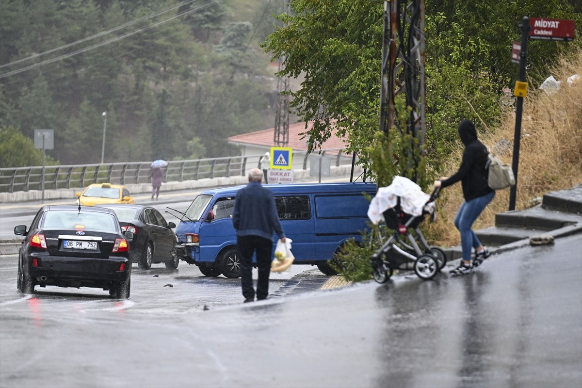 Ankara'nın Yenimahalle ilçesinin Şentepe Kızılcahamam Caddesi'nde seyreden 06 DC 186 plakalı...