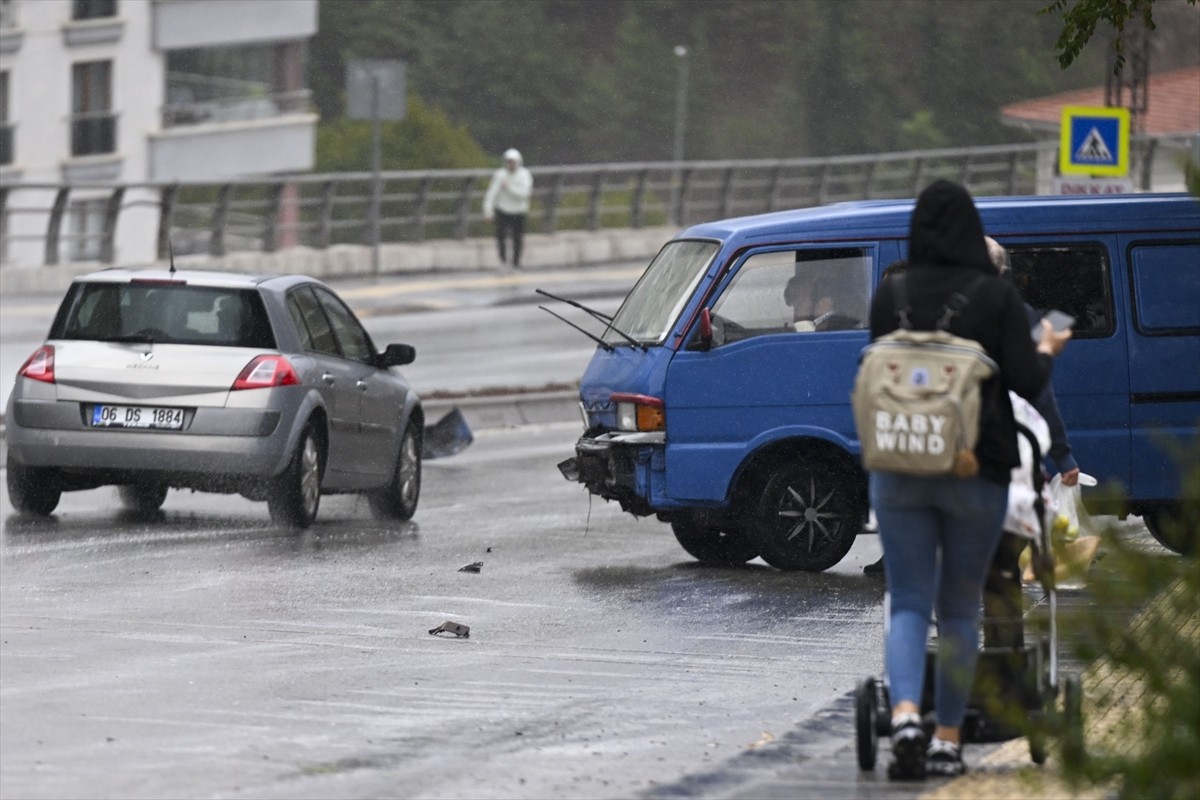 Ankara'nın Yenimahalle ilçesinin Şentepe Kızılcahamam Caddesi'nde seyreden 06 DC 186 plakalı...