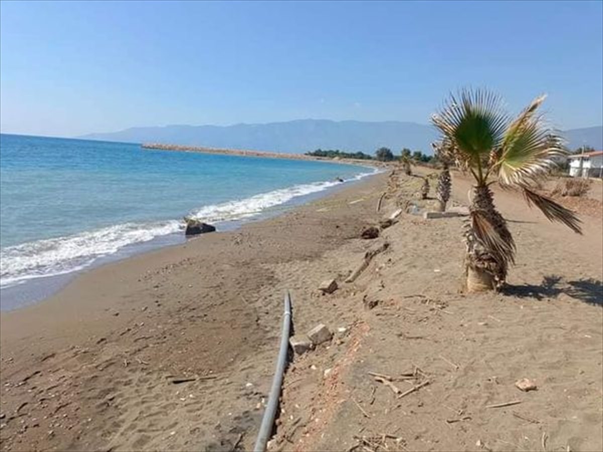 Antalya'nın Kumluca ilçesinde plajda oynarken üzerlerine kayan kum tepeciğinin altında kalan...