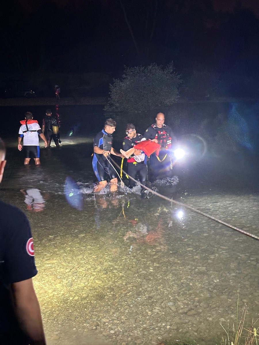 Antalya'nın Manavgat ilçesinde baraj kapakları açıldığı için su seviyesi yükselen ırmakta mahsur...