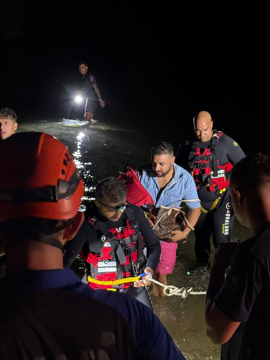 Antalya'nın Manavgat ilçesinde baraj kapakları açıldığı için su seviyesi yükselen ırmakta mahsur...