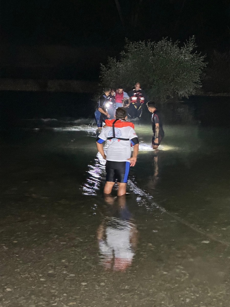 Antalya'nın Manavgat ilçesinde baraj kapakları açıldığı için su seviyesi yükselen ırmakta mahsur...