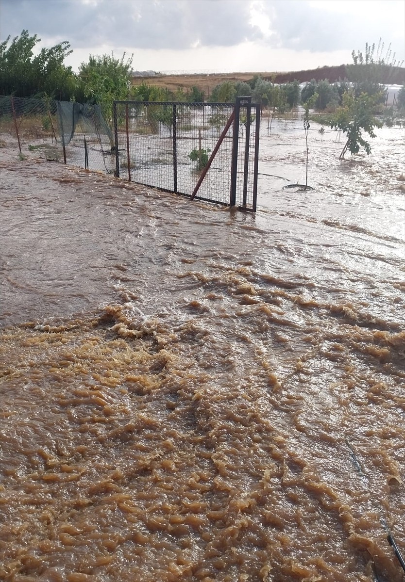 Antalya'nın Serik ilçesinde çıkan hortum ev ve seralara zarar verdi, yer yer su baskınları meydana...