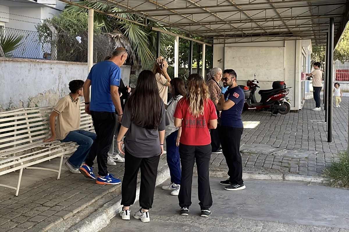 Aydın'ın Efeler ilçesinde, 8 lise öğrencisi gıda zehirlenmesi şüphesiyle tedavi altına...