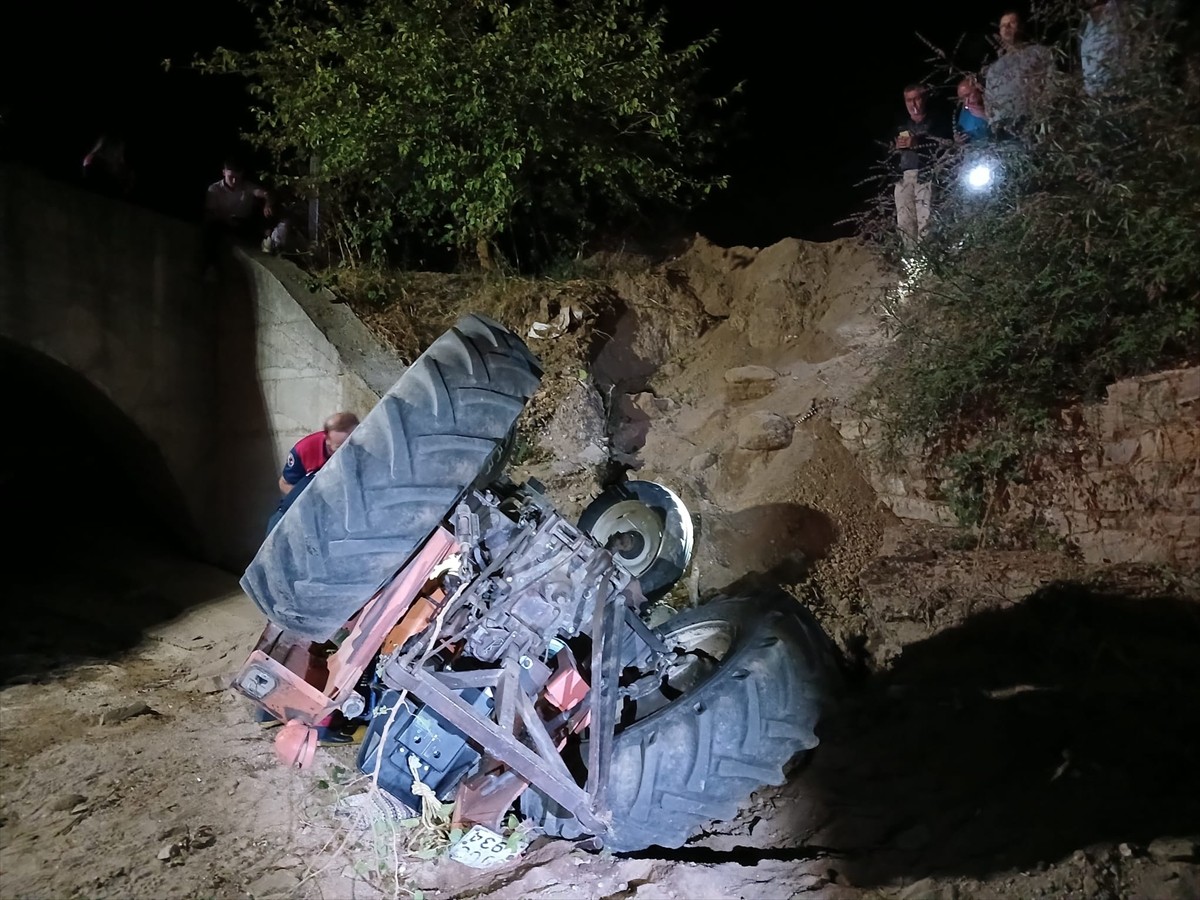 Aydın'ın Germencik ilçesinde traktörün şarampole devrilmesi sonucu 1 kişi hayatını...