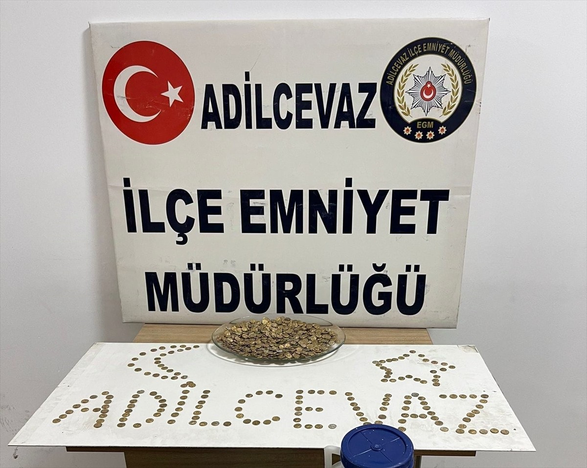 Bitlis'in Adilcevaz ilçesinde, tarihi eser olduğu değerlendirilen 900 altın sikke ele...