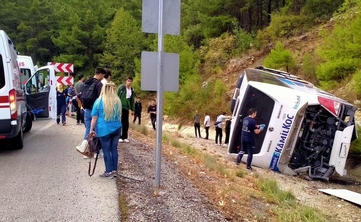 Burdur'un Bucak ilçesinde tırın dorsesine çarpan yolcu otobüsünün şarampole devrildiği kazada, ilk...