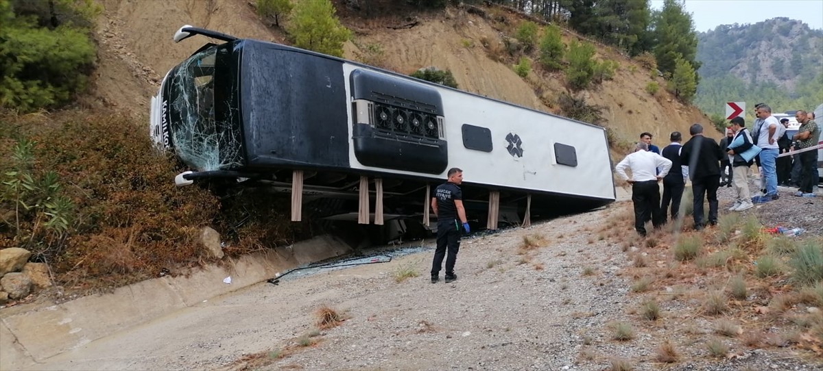 Burdur'un Bucak ilçesinde tırın dorsesine çarpan yolcu otobüsünün şarampole devrildiği kazada, ilk...