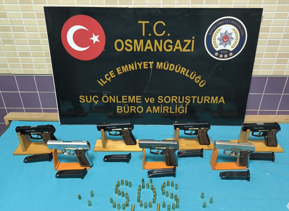 Bursa'da Osmangazi ilçesinde düzenlenen silah kaçakçılığı operasyonunda gözaltına alınan şüpheli...