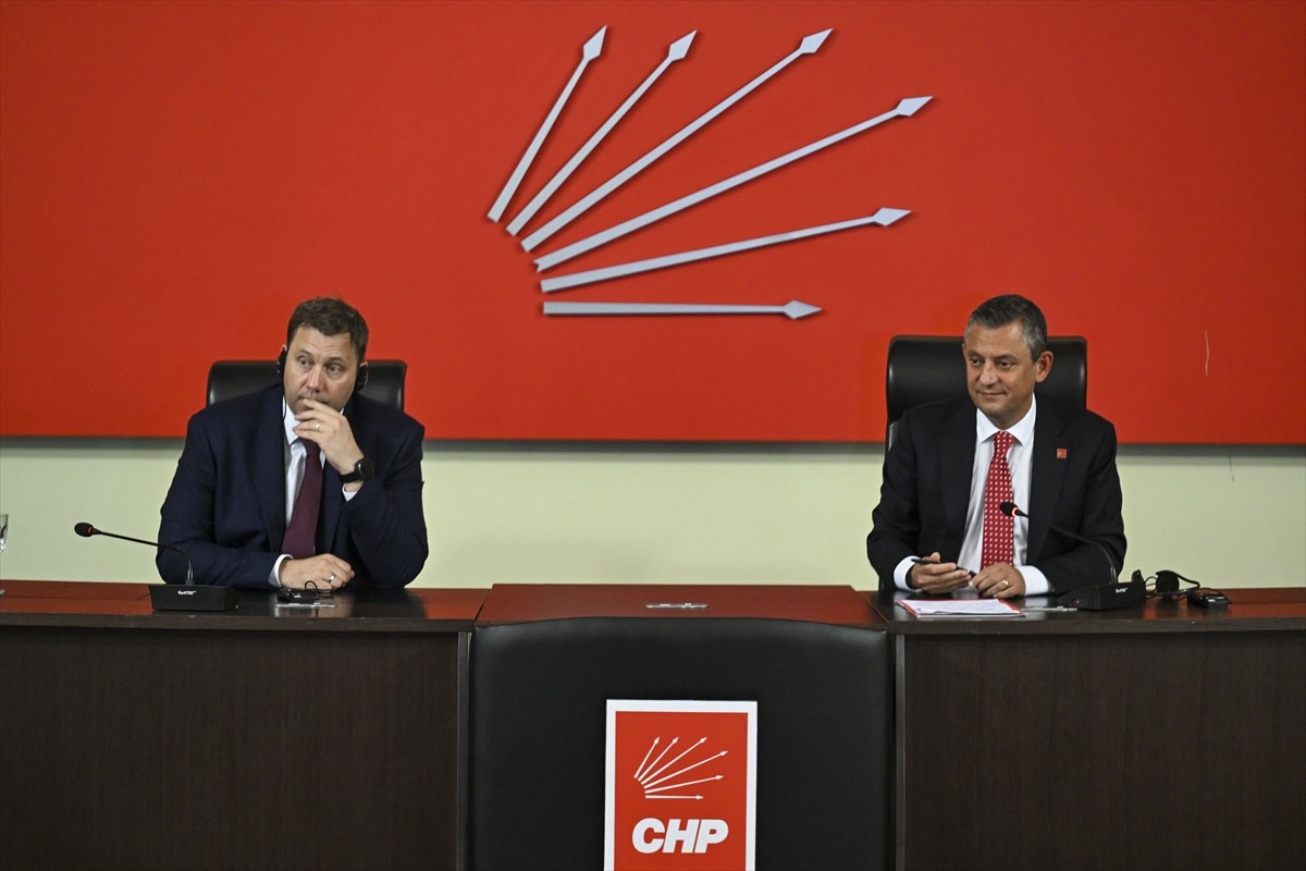 Cumhuriyet Halk Partisi (CHP) Genel Başkanı Özgür Özel (sağda) ile Alman Sosyal Demokrat Parti...