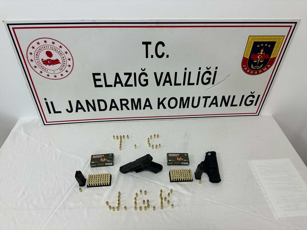 Elazığ'da düğünde havaya ateş açtığı iddia edilen şüpheli gözaltına alındı. Şüphelinin adresinde...