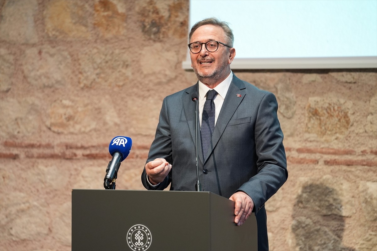 Hattat Mustafa Halim Özyazıcı'nın kitap kapak yazılarının yer aldığı "Zevk-i Selim Hatt-ı Halim"...